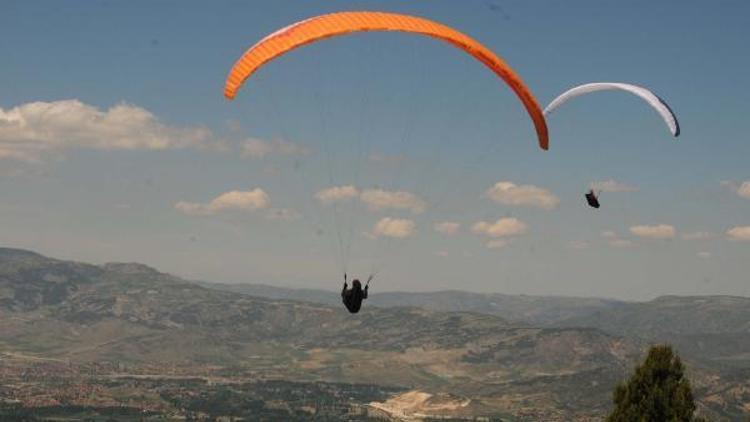 Turhalda uluslararası yamaç paraşütü yarışması