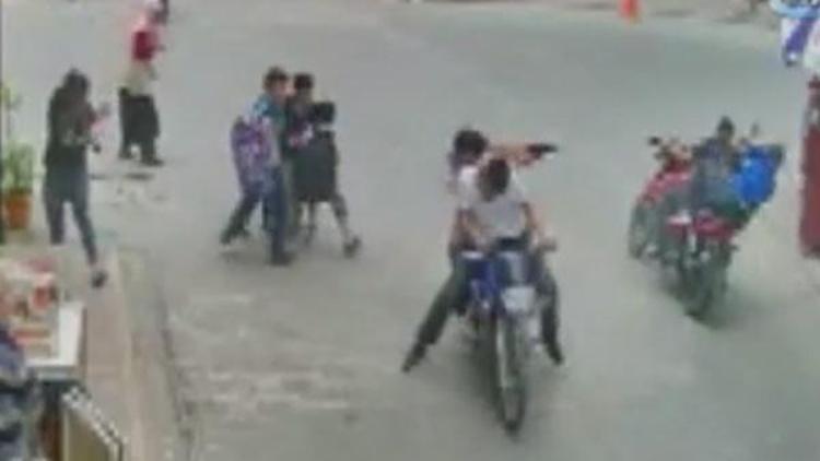 Adanada motosiklet üzerinde silahlı çatışma