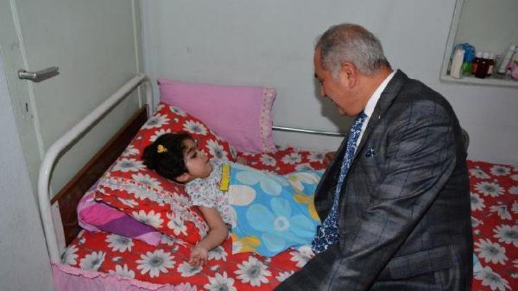 Başkan Kara, Küçük Burçini evinde ziyaret etti