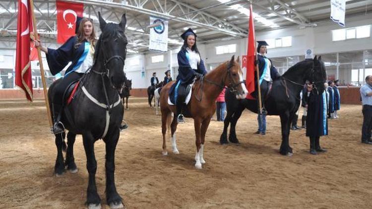 Diplomalarını at üzerinde aldılar