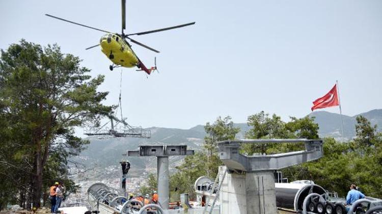 Alanya Teleferikin son direklerini helikopter taşıdı