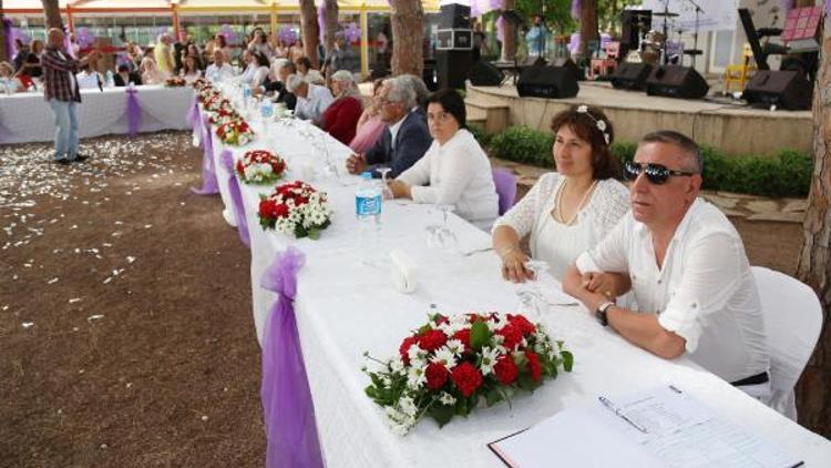 Çiftler nikah tazeledi, özel çocukları şahitleri oldu