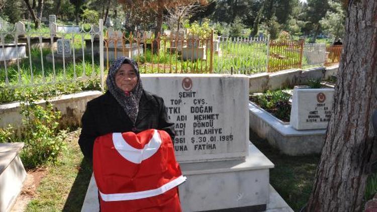 22 yıldır şehit oğlunun sembolik mezarını ziyaret ediyor