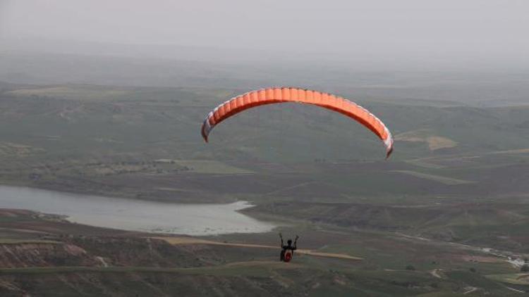 20 paraşütçü anneler için gökyüzünde süzüldü