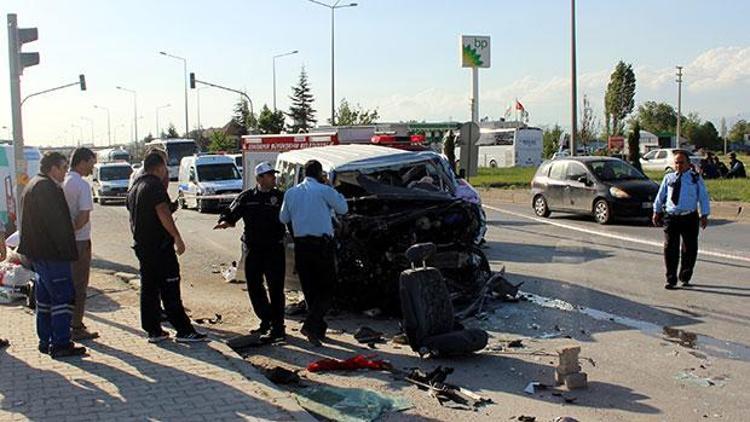 Eskişehirde tır ile otomobil çarpıştı: 2 ölü 7 yaralı