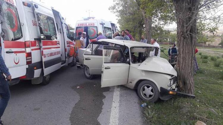 Otomobil, yol kenarındaki ağaca çarptı: 5 yaralı