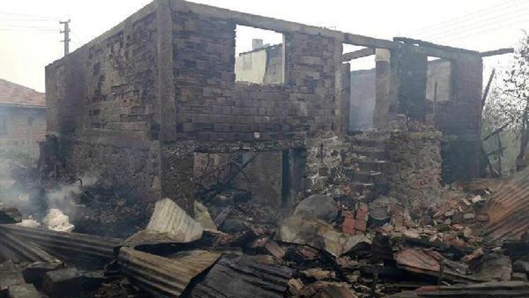Kastamonuda 5 ev, 4 ahır yandı