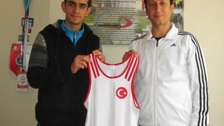 Adilcevazlı sporcuya anlamlı hediye