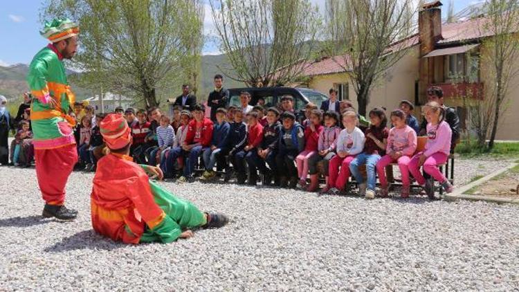 Köy çocuklarını tiyatro ile tanıştırıyorlar