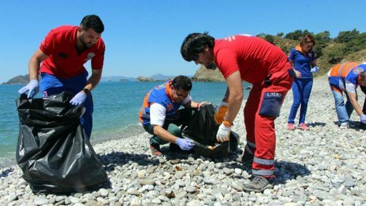 UMKE görevlileri çevre temizliği yaptı