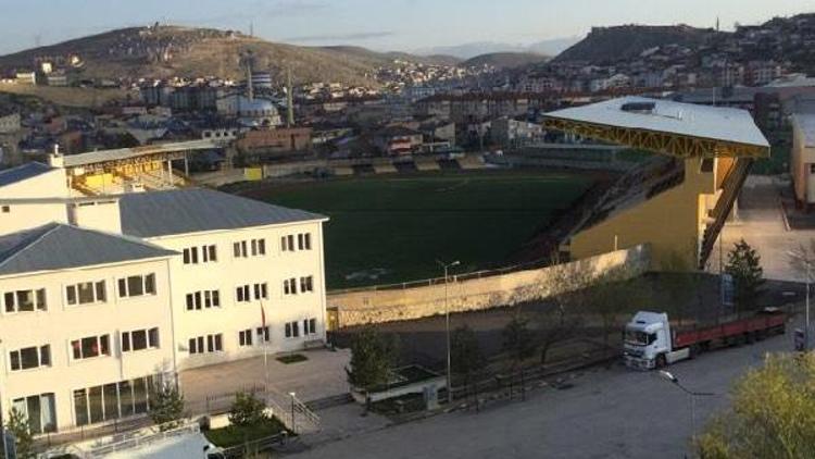 Türkiyenin en yorgun stad çimleri yıllara direniyor
