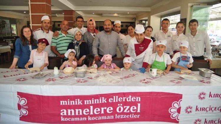 Minik şefler annelerine pide yaptı