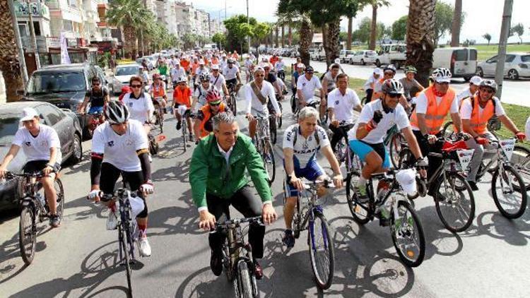 Karşıyakada Feridun Düzağaçlı kutlama