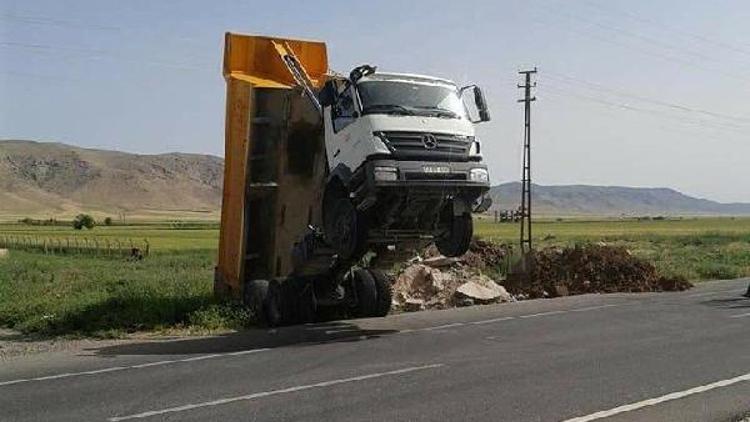 Nusaybinde kamyon dorsesi havada kaldı