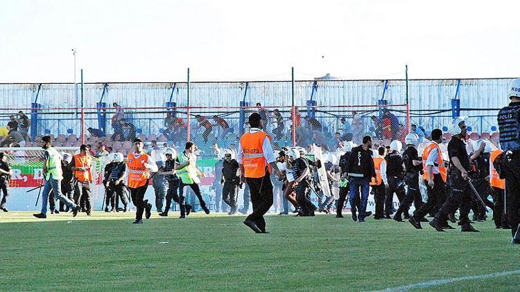 Erzurumspor son dakika golüyle finale yükseldi, Diyarbakırda ortalık karıştı