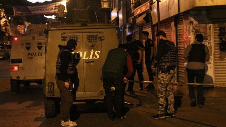 Beyoğlu’nda zırhlı polis aracına ateş açıldı