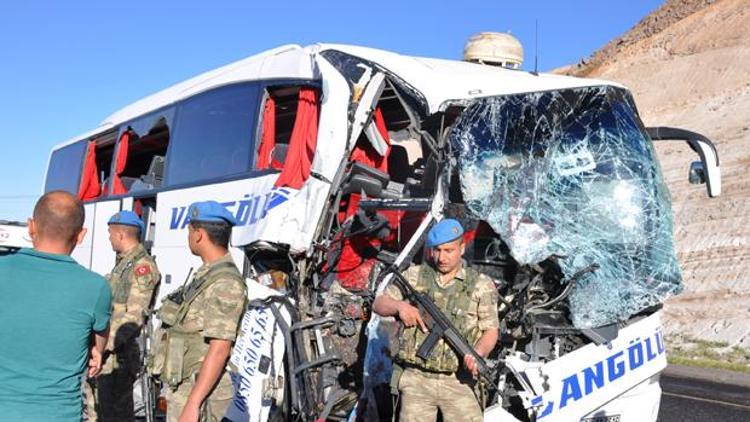 Son dakika: Yolcu otobüsü TIRa çarptı