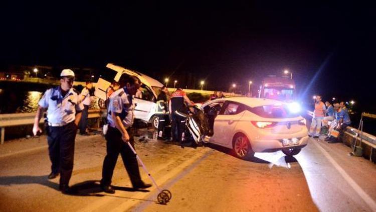 Otomobille hafif ticari araç çarpıştı: 4 yaralı