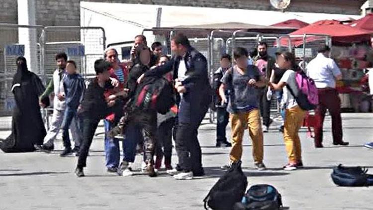 Son dakika... Taksim Meydanında ilkokul öğrencileri birbirine girdi
