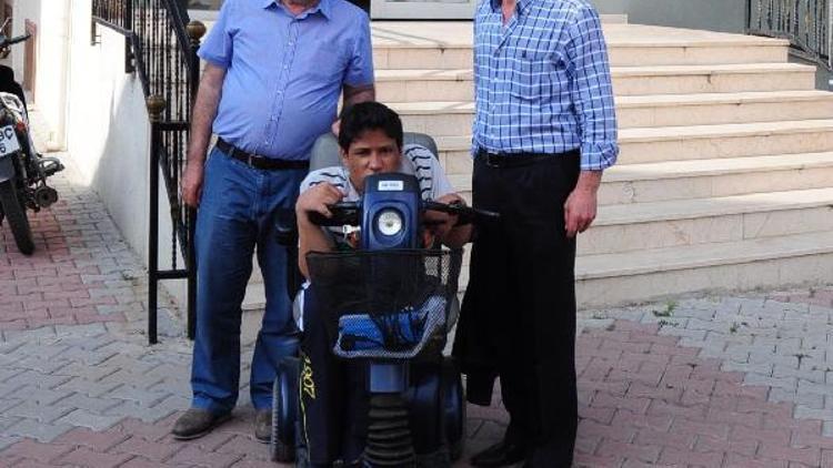 Engelli gence akülü araba hediye edildi