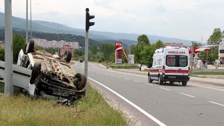 Boluda hafif ticari araç otomobille çarpıştı: 1 yaralı