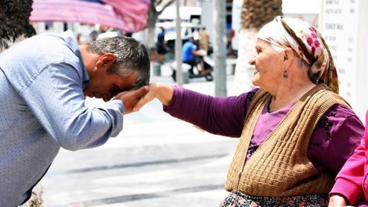 Atatürk afişini öpen yaşlı kadın DHAya konuştu; Bu zamanın gençleri Onun kıymetini bilsin