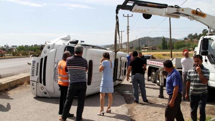 Servis minibüsü devrildi: 4ü öğrenci 5 yaralı