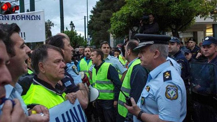 Polis polisle çatıştı... Parlamentoya girmeye çalıştılar