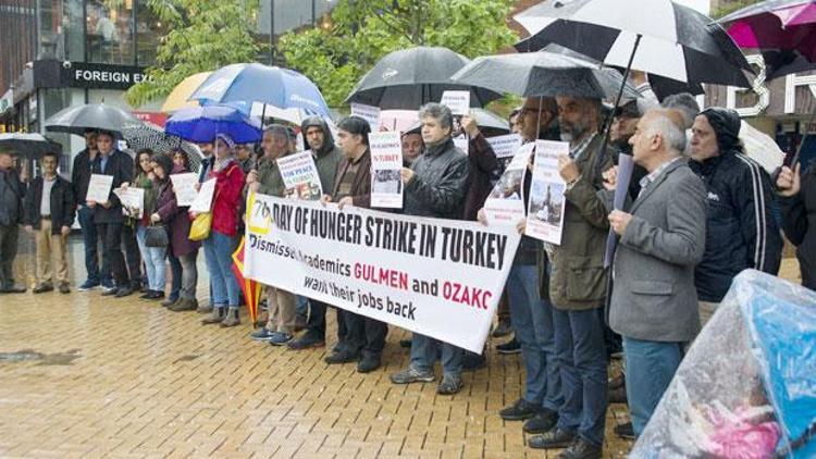 Açlık grevindeki akademisyenlere Londra’dan destek