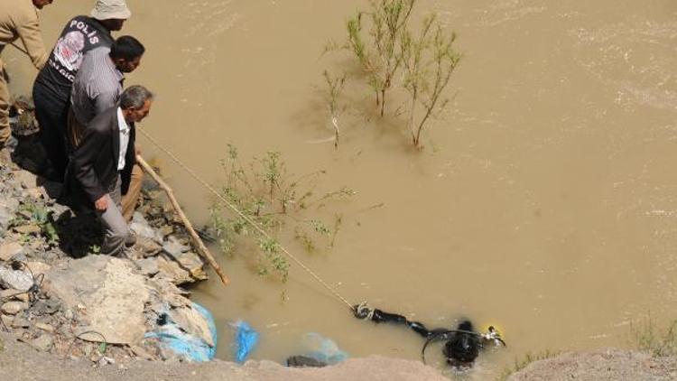 Dalgıç polisler Zap Suyunda kaybolan kadını arıyor