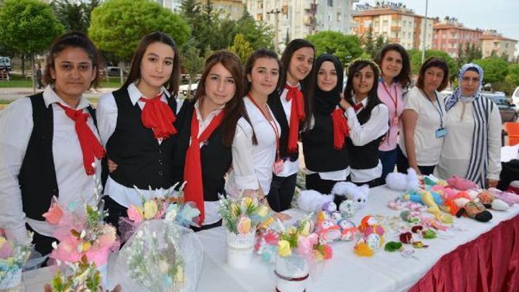 Besni’de kız öğrencilerden kermes