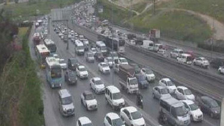 Son dakika... İstanbulda tatil trafiği başladı...E-5te yoğun trafik...