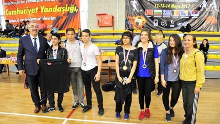Yarışmalarda derece alan öğrencilere madalya