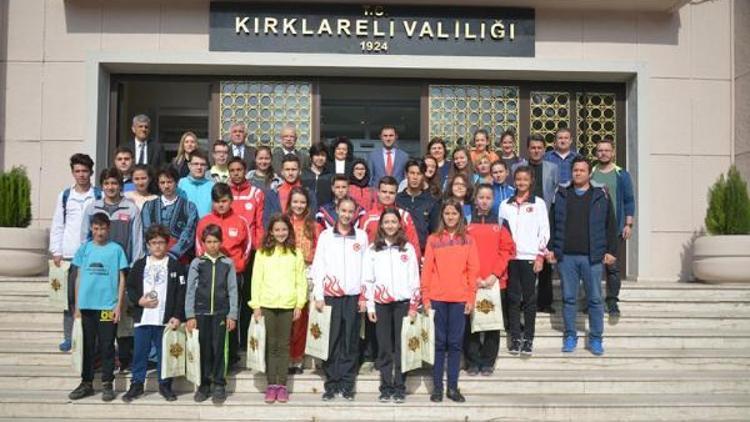 Gençlik Haftası şampiyonlarından Vali Civeleke ziyaret