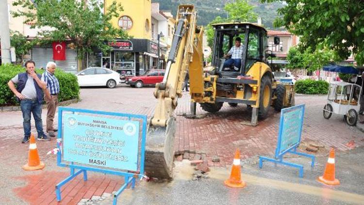 İçme suyu boru hattı patladı, tonlarca su boşa aktı