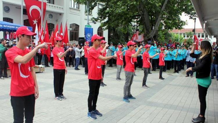 Bursada 19 Mayıs törenlerinde işaret diliyle İstiklal Marşı okundu