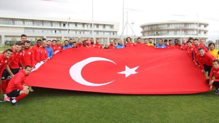Antalyasporlu futbolcular 19 Mayıs bayrağı açtı