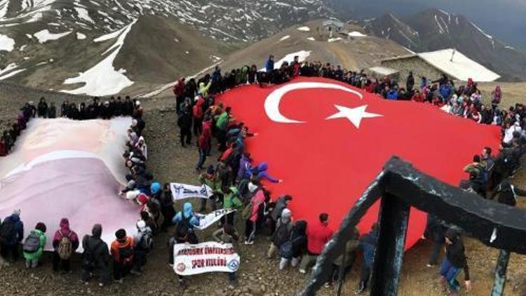 Gençler Palandöken Dağı zirvesinde dev Türk bayrağı açtı