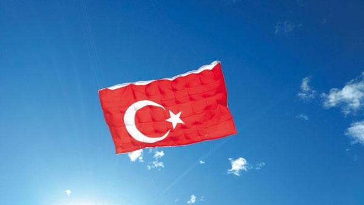 Dev Türk bayrağından çikolata yağacak