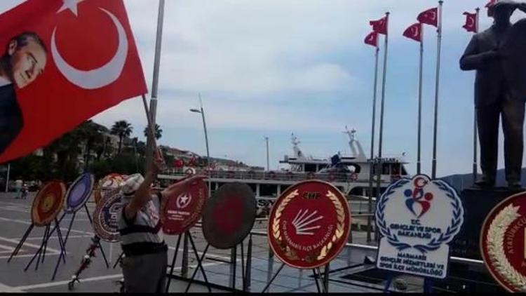 Atatürk Anıtına elinde bayrakla gelip İstiklal Marşı söyledi