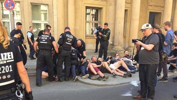 Almanyada 50 kişiyle bakanlığa baskın girişimi: Merdivenle binaya girmeye çalıştılar