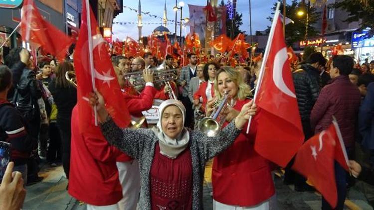 Binlerce kişi fener alayı ile yürüdü, Kolpa Grubu ile coştu