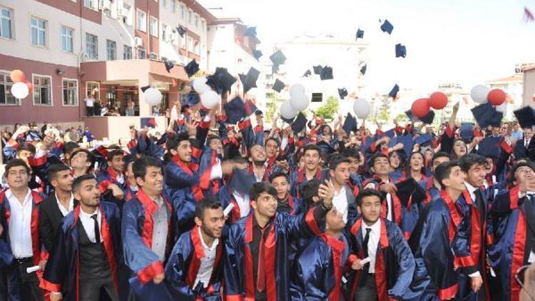 Topçuoğlu Anadolu Lisesinde mezuniyet