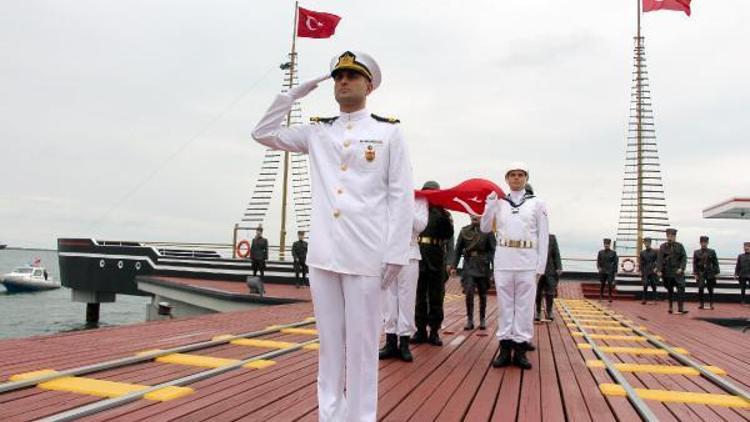 Atatürkün Samsuna çıkmasını temsil eden bayrak, törenle karaya çıkartıldı