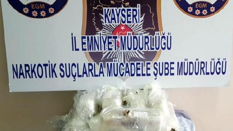 Tedirgin davranan esrar kaçakçıları uyuşturucularla yakalandı