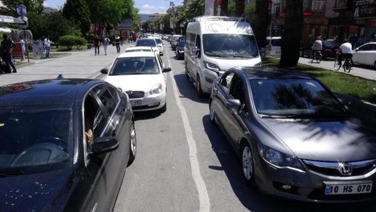 Çanakkalede feribot iskelesinde araç kuyruğu sürüyor