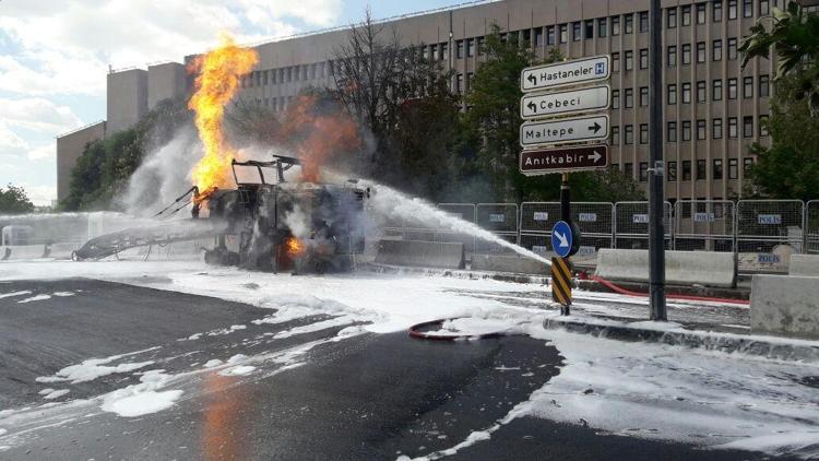 Gaz patladı iş makinesi alev aldı