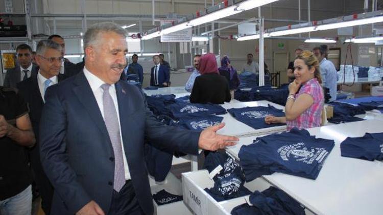 Bakan Ahmet Arslan, tekstil fabrikasını gezdi
