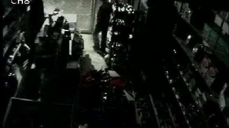 Siverek’te marketten 4 bin liralık sigara hırsızlığı kamerada