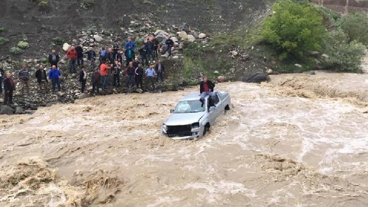 Kaza sonrası derede mahsur kalan CHP’li meclis üyesini itfaiye kurtardı